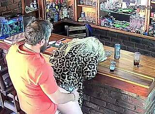 Děvka manželka chycena při podvádění s nejlepším kamarádem na CCTV