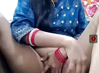 Sexy Indian girl performs intense live sex on video.