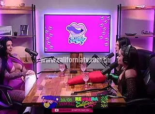 Morena dominates novinha, sucking her tits in lesbian bondage