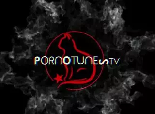 i'm in a threesome with sluty red cat, milking her vagina on the desk