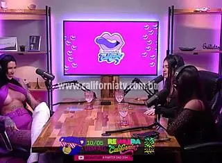 Morena dominates novinha, sucking her tits in lesbian bondage