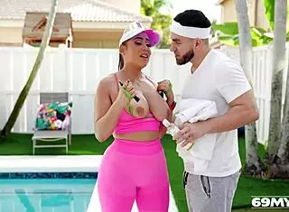 Hot milf Carmela clutch her big booty workout