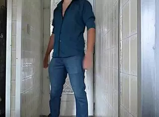 Wife Greets Delivery Guys With Blowjob And Water