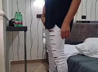 Arrapato Sega Un Cazzo Enorme Sborrata E Gemiti - Un Grosso Pisello Da Succhiarre