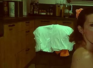 il me démonte sur le plan de travail de la cuisine