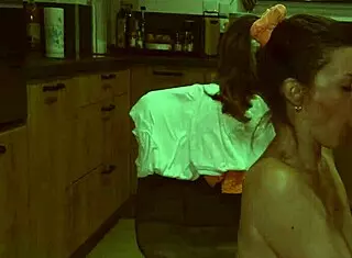 il me démonte sur le plan de travail de la cuisine