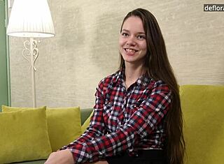 Juliette Bellamys Jungfrauen-Fotze entblößt in roher Casting-Session.