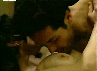 כוכבת איטלקית קרמן די פייטרו זורחת בסצנות לסביות רטרו