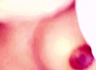 Чуках заварената си сестра в училищната й униформа вкъщи, вижте тези големи цици! 😈