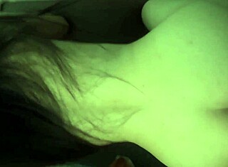 สาวมหาวิทยาลัยรูปร่างสมบูรณ์ในเซ็กซ์ยืนบนโซฟา