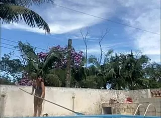 she flashes big pussy all day for the bricklayer