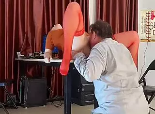 I dominate my secretary with pussy and mouth blowjobs in the office