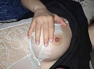 Eu batendo punheta e gozando na mãe do meu melhor amigo enquanto ela dormia, aquela milf com peitos e bunda grandes