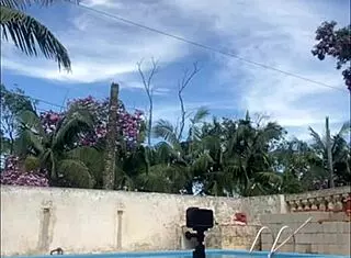 she flashes big pussy all day for the bricklayer