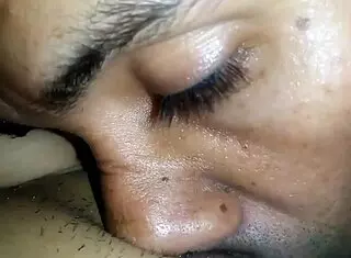 mi primo me da mucho placer con su lengua chupando mi gran vagina hinchada y lubricada?