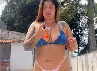 she flashes big pussy all day for the bricklayer