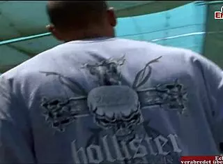 two blonde babes share big cock 😘