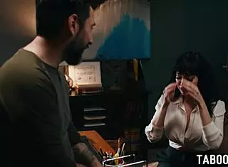 Lativă MILF obraznică Puck 18+ tachinează regizorul cu pula mare cu abilități adânci