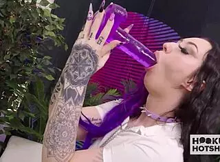 Альт-шлюха Лана Рейн получает жесткий анальный трах от интернет-парня