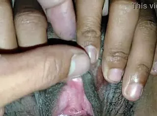 น้ำพุ่งเข้ารูหีเพื่อนสาวอย่างรุนแรง