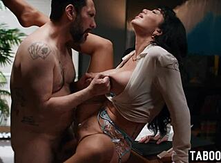 Lativă MILF obraznică Puck 18+ tachinează regizorul cu pula mare cu abilități adânci