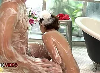 Risa Mizuki gives steamy blowjob and handjob in Japanese bath