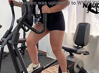 Gadis masturbasi kuat di gim sambil senaman sorang, dengan bontot dan tetek besar.