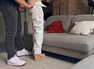 Flaca cachonda chupa y monta verga de cuñado post-fiesta