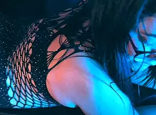 Brunette Uses Feet For Warm Place