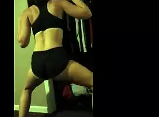 Teen shakes her fit ass twerking.