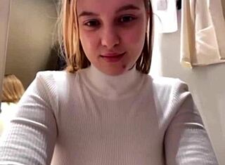 Foda pública no provador com peitões e bunda à mostra