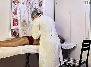 paciente não aguenta e fica ereto na frente da enfermeira durante o exame