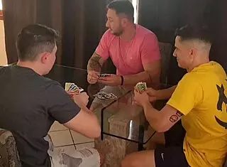 meu marido chamou amigos para cartas, e eu fodi com os três