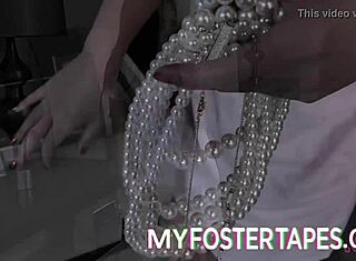 Η ανάδοχη πιάστηκε να κλέβει και τιμωρήθηκε σκληρά στο κρεβάτι