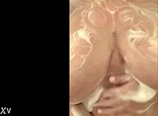 maman française ronde caresse gros seins milf sous douche