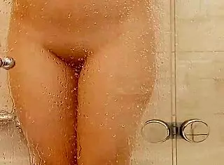 milf caresses herself in bath 😍