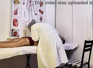 paciente não aguenta e fica ereto na frente da enfermeira durante o exame