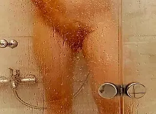 milf caresses herself in bath 😍