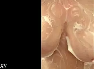 maman française ronde caresse gros seins milf sous douche