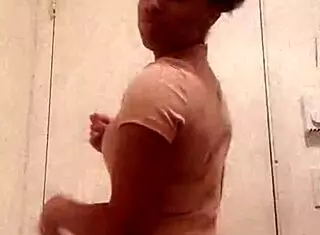 Morena muestra su culo chocolate en el baño