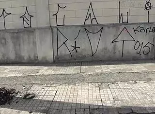 Corno convida estranho da rua para foder sua mulher enquanto assiste