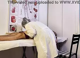 paciente não aguenta e fica ereto na frente da enfermeira durante o exame