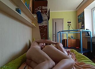 Milf ucraineană suge și fute în poziția cățeluș cu creampie anal