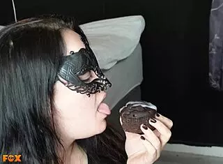 Amateur Milf Millie Fox Eats Cupcake With Cum Frosting After Facial