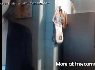 Remaja 18+ cantik melancap pepek dengan mainan di webcam