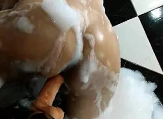 Na banheira do motel se masturbando gostoso e gozando no consolo gigante - morena gaucha hot