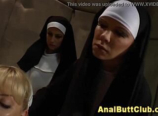 Monjas Wam chupan en escena de cosplay salvaje