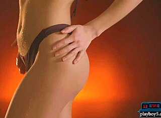 Η νεαρή ομορφιά Sea Rose γδύνεται γυμνή σε καυτό τζακούζι