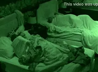 Cody mete apasionadamente los dedos a Jessica mientras Matt y Raven dan pajas en la realidad BB19 USA