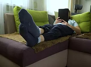 Sexy teen 18+ amateur teases with wrinkled toes and bare soles in foot fetish